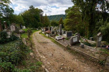 SIGHISOARA, ROMANIA - 19 Eylül 2021: Sighisoara 'daki antik mezarlığın görüntüleri, 13. yüzyıldan kalma bazı mezar taşları