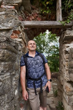 Kale duvarının yanında sırt çantalı bir turist.