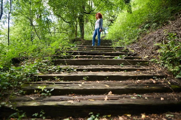 Turista Mujer Con Cámara Unas Viejas Escaleras Bosque —  Fotos de Stock