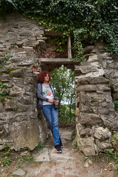 Tourist Woman Camera Historic Site Huge Stone Wall — Stock Fotó