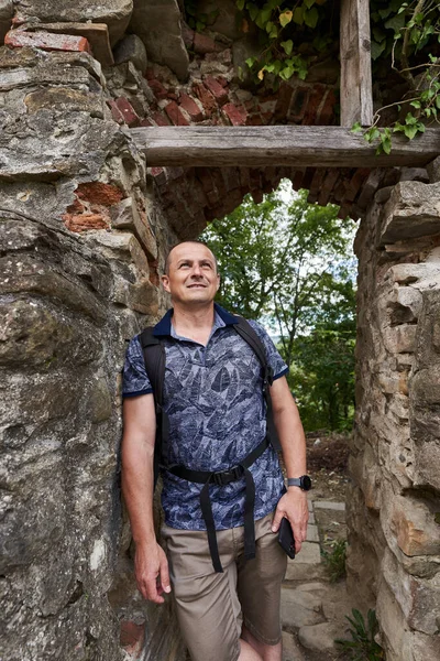 Kale duvarının yanında sırt çantalı bir turist.