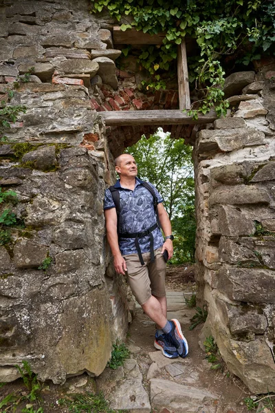 Tourist Backpack Fortress Wall — Stock Photo, Image