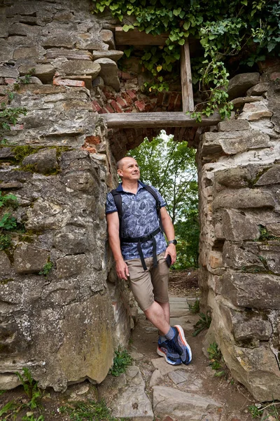 Turista Con Mochila Cerca Una Muralla Fortaleza — Foto de Stock