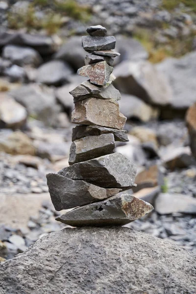 塔内に配置された石の禅スタック — ストック写真