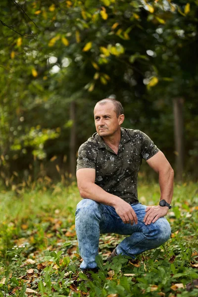 Porträt Eines Mannes Mittleren Alters Obstgarten Frühherbst — Stockfoto