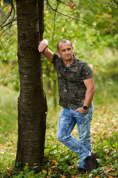 Portret Van Een Man Van Middelbare Leeftijd Boomgaard Vroege Herfst — Stockfoto