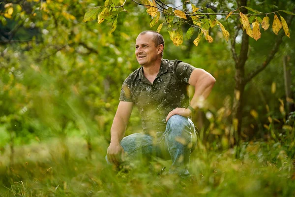 果樹園の中年男性の肖像画 — ストック写真