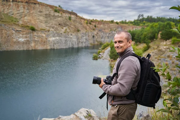 Професійний Фотограф Знімає Пейзаж Біля Озера Стокове Зображення