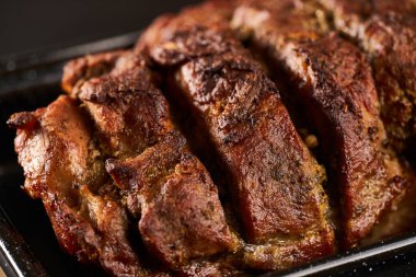 Lezzetli, yavaş pişmiş, sulu domuz filetosu bifteği.