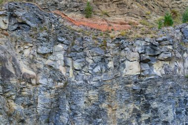 Terk edilmiş bir taş ocağında jeolojik katmanlarda çeşitli kaya oluşumları