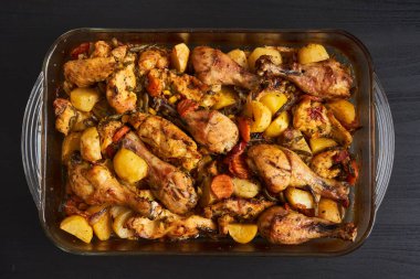 Izgara tavuk drumsticks patates cipsi ile closeup