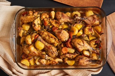 Izgara tavuk drumsticks patates cipsi ile closeup