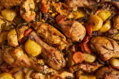 Izgara tavuk drumsticks patates cipsi ile closeup