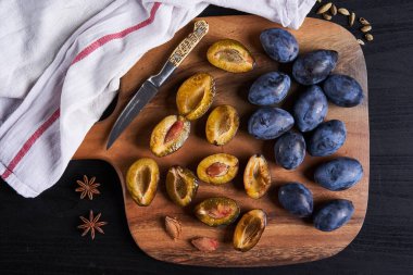 Taze koparılmış meyvelerden mavi erik reçeli pişiriyorum.