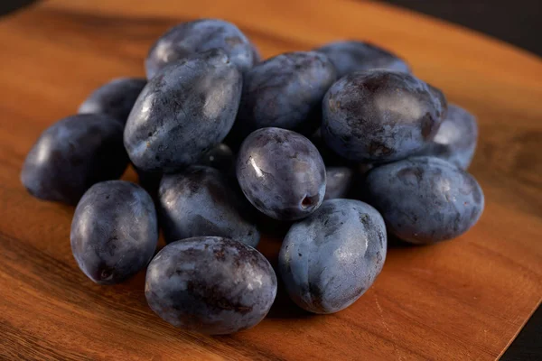 Pas Geplukte Blauwe Pruimen Een Collander — Stockfoto