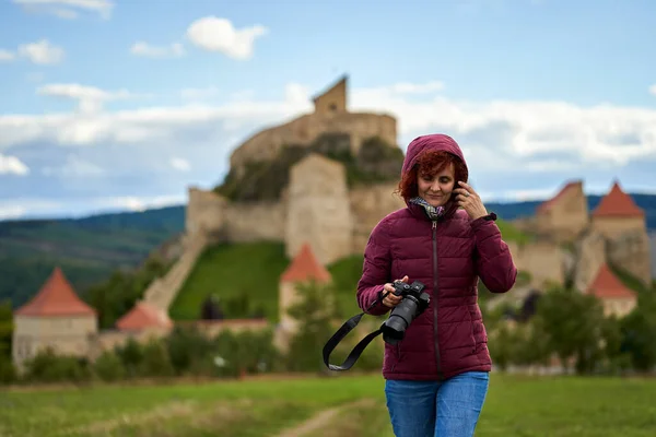 Női Turista Fényképezőgéppel Látogató Középkori Erőd — Stock Fotó