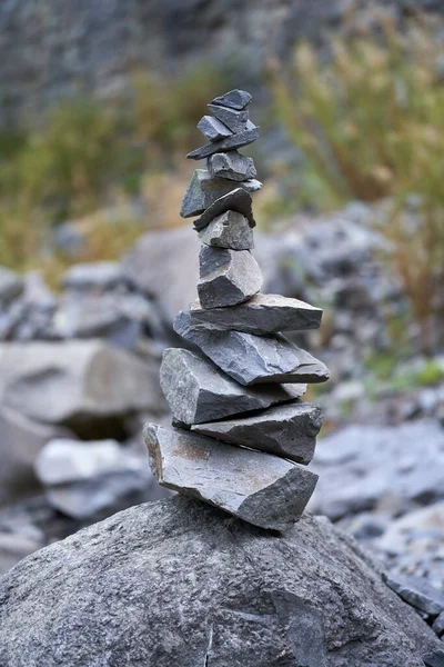 塔中排列着成堆的成堆的石头 — 图库照片