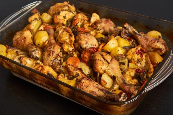 Fechar Barris Frango Grelhado Com Batatas Fritas — Fotografia de Stock