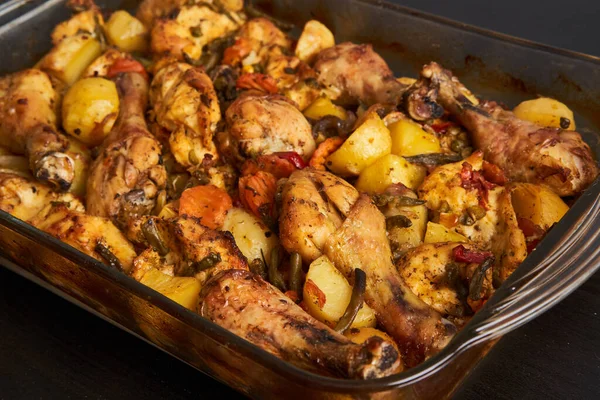 Nahaufnahme Von Gegrillten Hähnchen Drumsticks Mit Kartoffelchips — Stockfoto