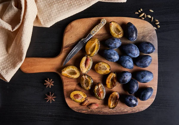 Μαγειρεύοντας Μαρμελάδα Μπλε Δαμάσκηνα Από Φρέσκα Ζουμερά Φρούτα — Φωτογραφία Αρχείου