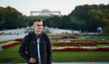 Şehir ortamında yakışıklı bir gencin seçici odak portresi