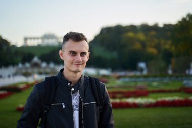 Şehir ortamında yakışıklı bir gencin seçici odak portresi