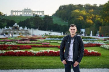 Şehir ortamında yakışıklı bir gencin seçici odak portresi