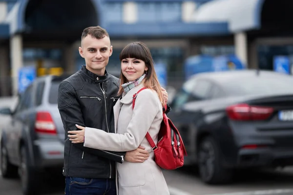 Schönes Junges Paar Flughafen Glücklich Ihr Urlaubsziel Reisen — Stockfoto