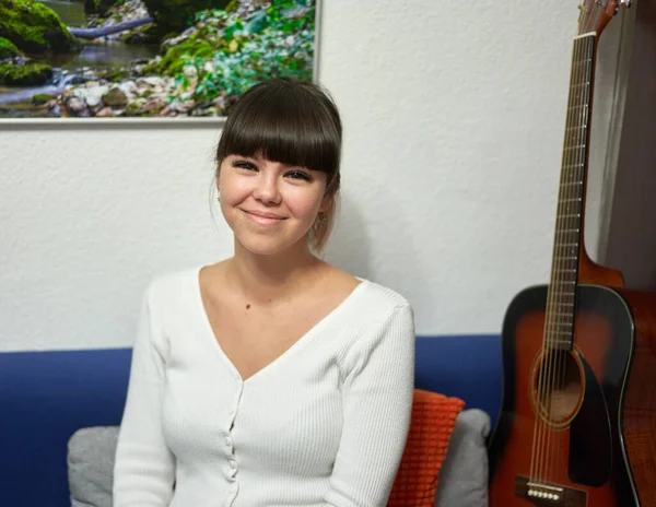 Glückliche Junge Kaukasische Frau Sitzt Auf Ihrem Sofa Bei Der — Stockfoto