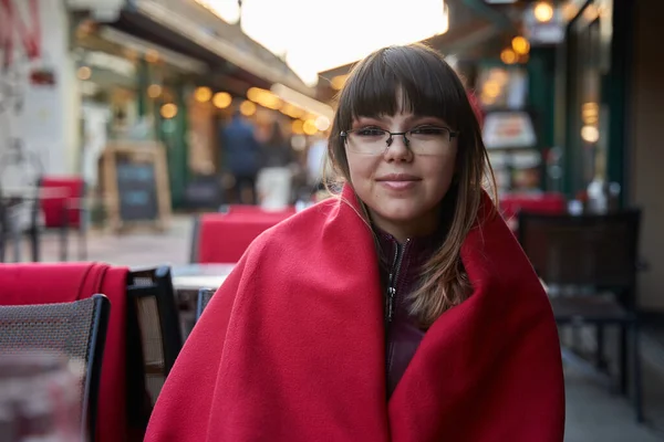 Jonge Vrouw Zit Een Gezellige Straat Cafe Restaurant Avond — Stockfoto