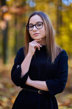 Sonbahar aylarında meşe ormanlarında yaşayan beyaz bir kadının portresi.