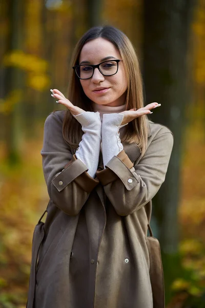 秋のオークの森の中の若い魅力的な白人女性の肖像画 — ストック写真