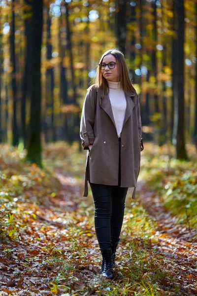 Retrato Uma Jovem Mulher Caucasiana Atraente Uma Floresta Carvalho Durante — Fotografia de Stock