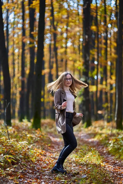 Портрет Молодої Привабливої Білої Жінки Дубовому Лісі Восени — стокове фото