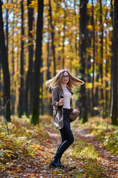 Retrato Una Joven Atractiva Mujer Caucásica Bosque Robles Durante Otoño — Foto de Stock