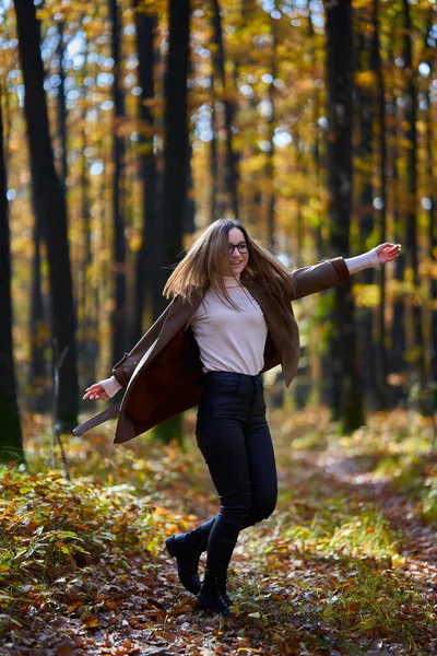 Retrato Una Joven Atractiva Mujer Caucásica Bosque Robles Durante Otoño — Foto de Stock