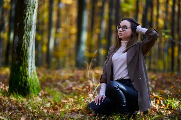 Portrét Mladé Atraktivní Bělošky Dubovém Lese Během Podzimu — Stock fotografie