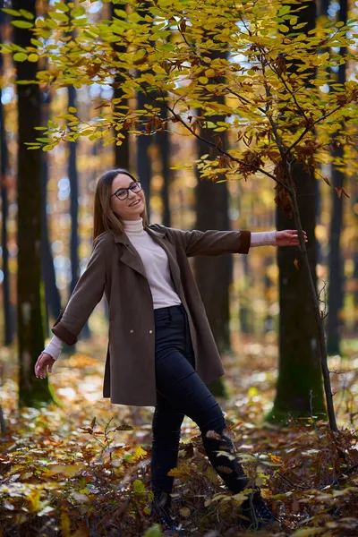 Retrato Uma Jovem Mulher Caucasiana Atraente Uma Floresta Carvalho Durante — Fotografia de Stock