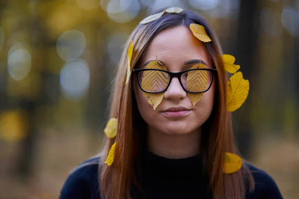 Sonbahar Aylarında Meşe Ormanlarında Yaşayan Beyaz Bir Kadının Portresi — Stok fotoğraf