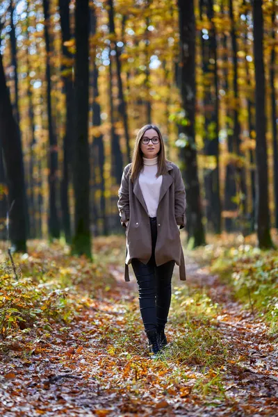 Ritratto Una Giovane Attraente Donna Caucasica Una Foresta Querce Durante Immagine Stock