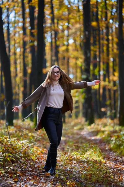 Retrato Una Joven Atractiva Mujer Caucásica Bosque Robles Durante Otoño Imágenes De Stock Sin Royalties Gratis