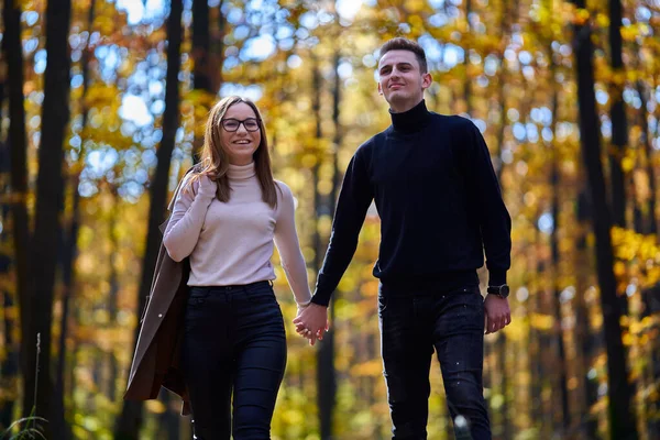 Pareja Joven Bosque Robles Mediados Otoño — Foto de Stock