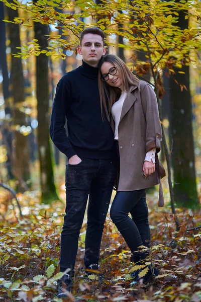 Pareja Joven Bosque Robles Mediados Otoño — Foto de Stock