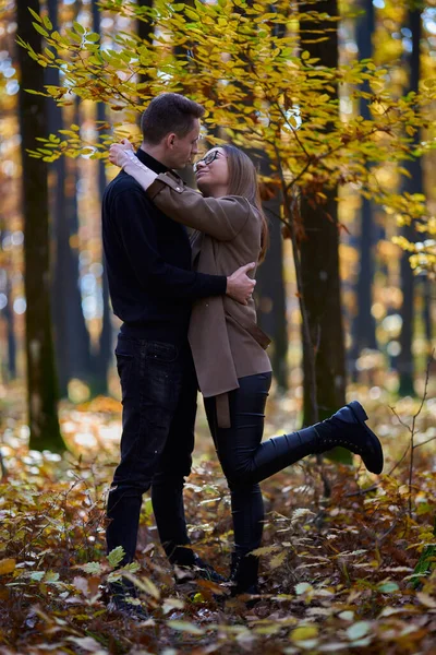 Jovem Casal Uma Floresta Carvalho Meados Outono — Fotografia de Stock