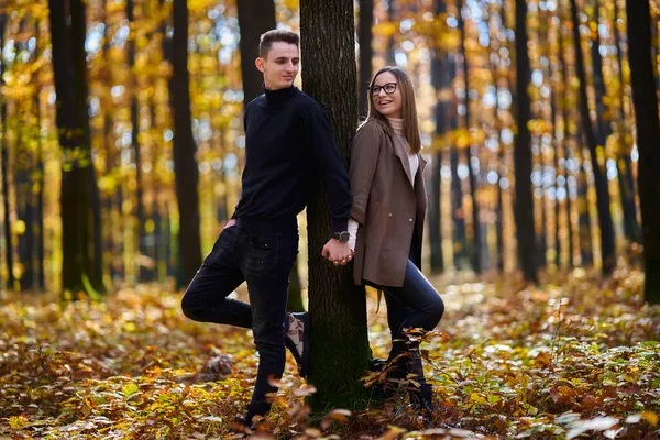 一对年轻夫妇在中秋的橡树林 — 图库照片