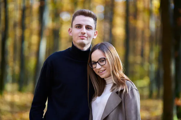 Jovem Casal Uma Floresta Carvalho Meados Outono — Fotografia de Stock