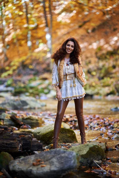 Portret Van Een Mooie Jonge Vrouw Bij Rivier Midden Herfst — Stockfoto