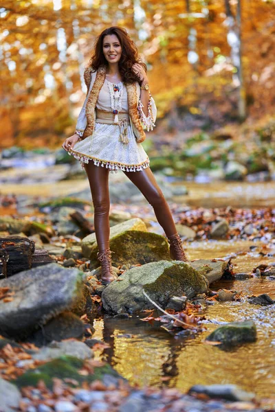 Portrait Une Belle Jeune Femme Bord Rivière Automne — Photo