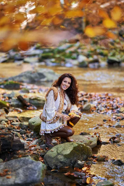 Güz Ortasında Nehrin Kenarında Güzel Bir Genç Kadının Portresi — Stok fotoğraf