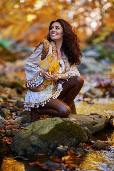 Ritratto Una Bella Giovane Donna Sul Fiume Metà Autunno — Foto Stock